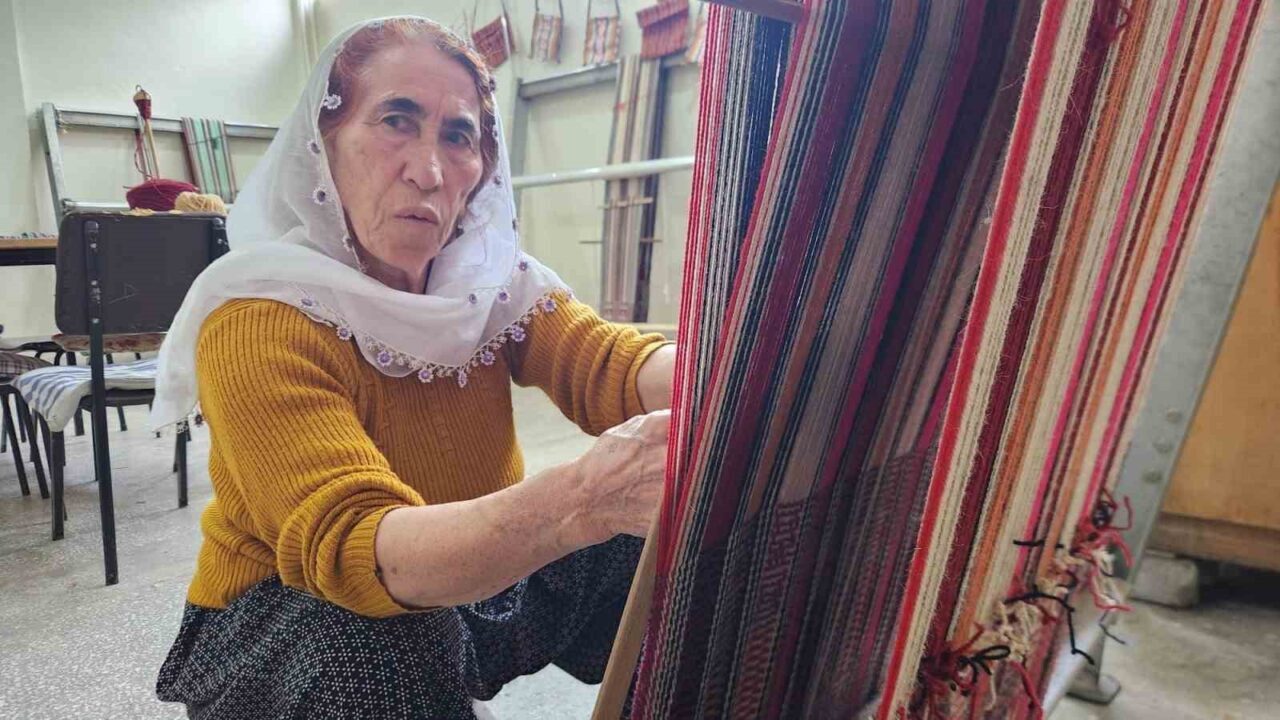 Tunceli’nin Hozat ilçesinde kadınlar, Halk Eğitim Merkezi'nde "cacım" dokuma geleneğini