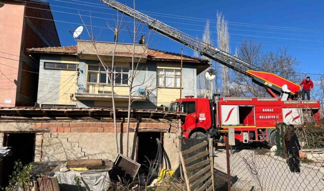 Banaz’da 3 Katlı Evdeki Yangın Hızla Söndürüldü, Soruşturma Başlatıldı Uşak'ın Banaz ilçesinde Ali Rıza Koplay'a ait bir evin çatısında