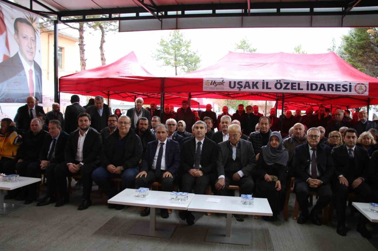 Uşak'ın Karahallı ilçesindeki Semra-Özkan Atak Hemodiyaliz Ünitesi, hayırseverlerin katkılarıyla açıldı.