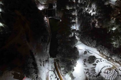 Uşak’ta mevsimin ilk kar yağışı etkili oldu, ekipler karla mücadele için hazırlandı.