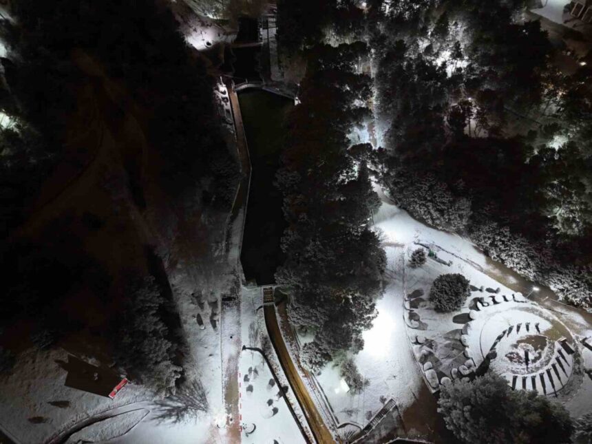 Uşak’ta mevsimin ilk kar yağışı etkili oldu, ekipler karla mücadele için hazırlandı.