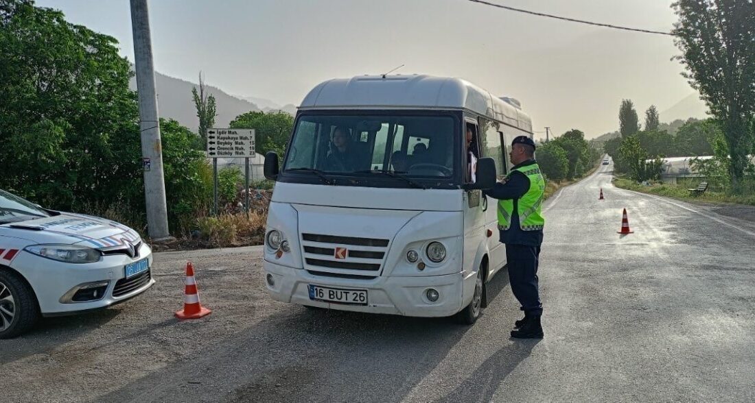 Uşak’ta Okul Çevreleri ve Servislerinde Yoğun Denetim Yapıldı, Şüphelilere Soruşturma Açıldı Uşak'ta polis ve jandarma, 1-30 Ekim tarihleri arasında okul çevreleri