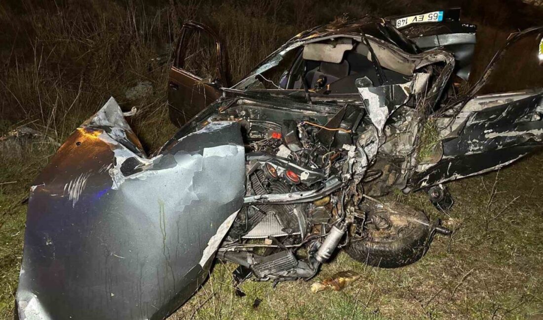 Uşak’ta Otomobilin Şarampole Devrilmesi Sonucu İki Kişi Hayatını Kaybetti, Bir Kişi Yaralandı Uşak'ta meydana gelen trafik kazasında, Ümit Güneş'in kullandığı otomobil refüje