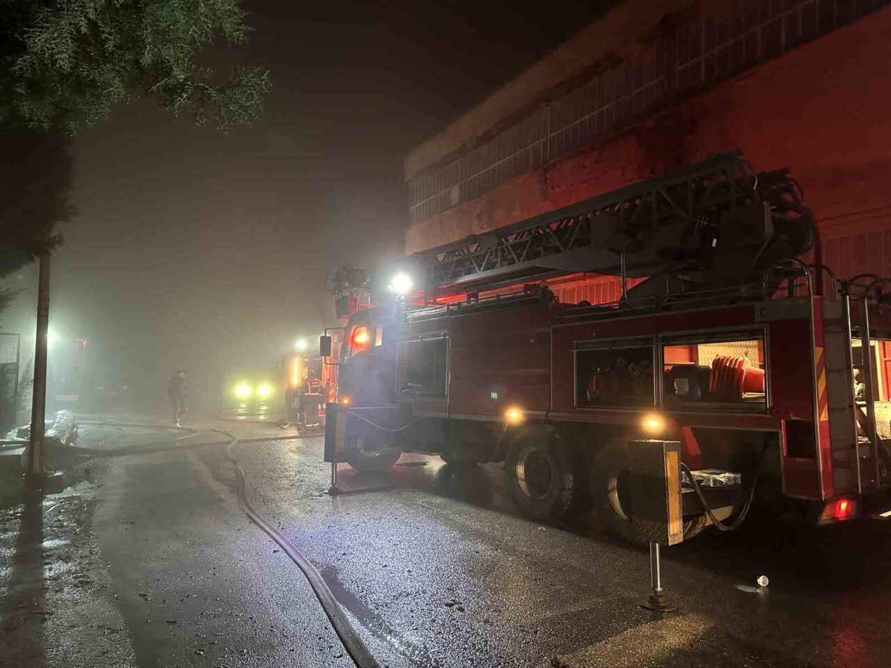 Uşak’ta bir poşet fabrikasında çıkan yangın, hızlı ekip müdahalesiyle kontrol