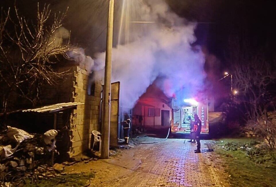 Uşak'ın Banaz ilçesine bağlı Balcıdamı köyünde bir samanlıkta çıkan yangın