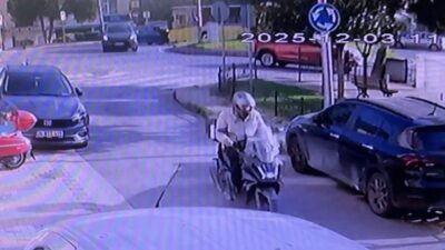 İstanbul Üsküdar'da bir İETT otobüsü, kontrolden çıkarak bir araca çarpıp