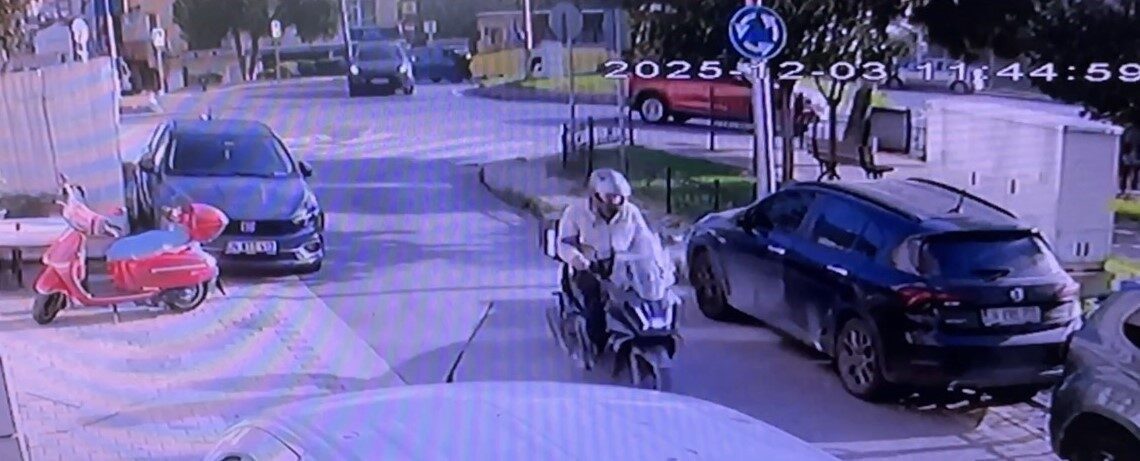 İstanbul Üsküdar'da bir İETT otobüsü, kontrolden çıkarak bir araca çarpıp