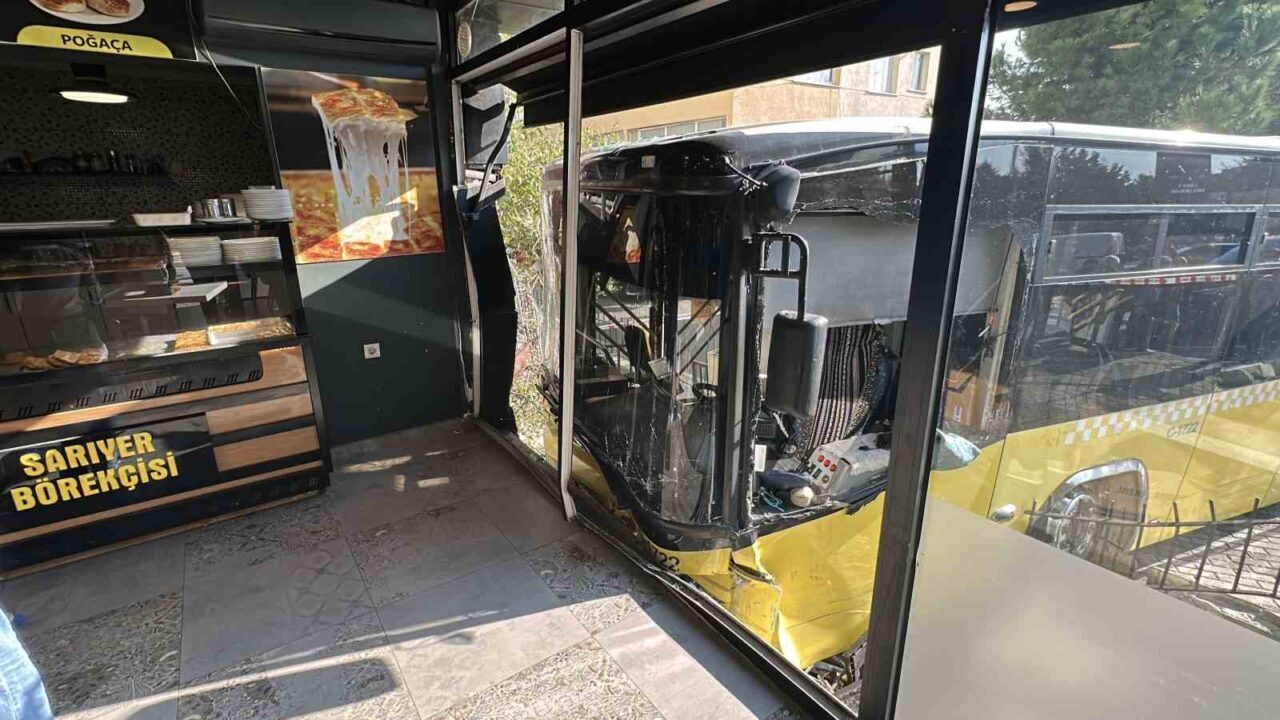 Üsküdar'da bir İETT otobüsü, Bulgurlu Mahallesi'nde kontrolden çıkarak bir börekçiye