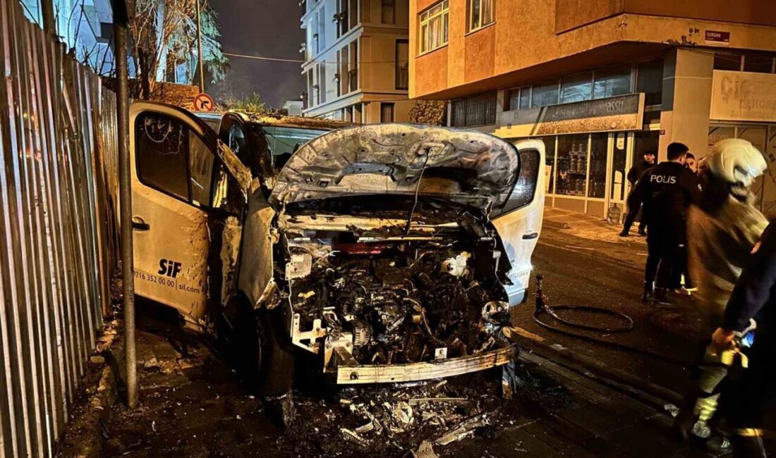 Üsküdar’da Park Halindeki Ticari Araç, Sebebi Belirsiz Yangında Alev Alev Yandı Üsküdar Selamiali Mahallesi'nde park halindeki 34 KFZ 667 plakalı hafif