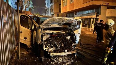 Üsküdar’da Park Halindeki Ticari Araç, Sebebi Belirsiz Yangında Alev Alev Yandı Üsküdar Selamiali Mahallesi'nde park halindeki 34 KFZ 667 plakalı hafif