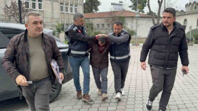 Samsun'un İlkadım ilçesinde Hüseyin K. (55), tartıştığı üvey oğlu Adem