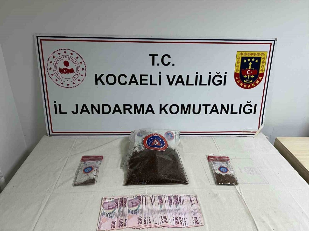 Körfez’de Jandarmanın Uyuşturucu Operasyonunda 1 Kilo 287 Gram Bonzai Ve 10 Bin Lira Ele Geçirildi, İki Şüpheli Gözaltına Alındı