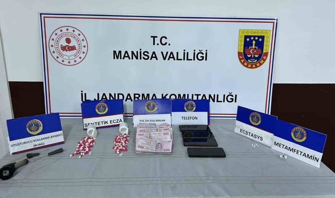 Akhisar Gişelerinde Durdurulan Araçta Uyuşturucu ve Suç Geliri Ele Geçirildi Manisa'nın Akhisar gişelerinde, jandarma ekiplerinin durdurduğu araçta yapılan aramada 260