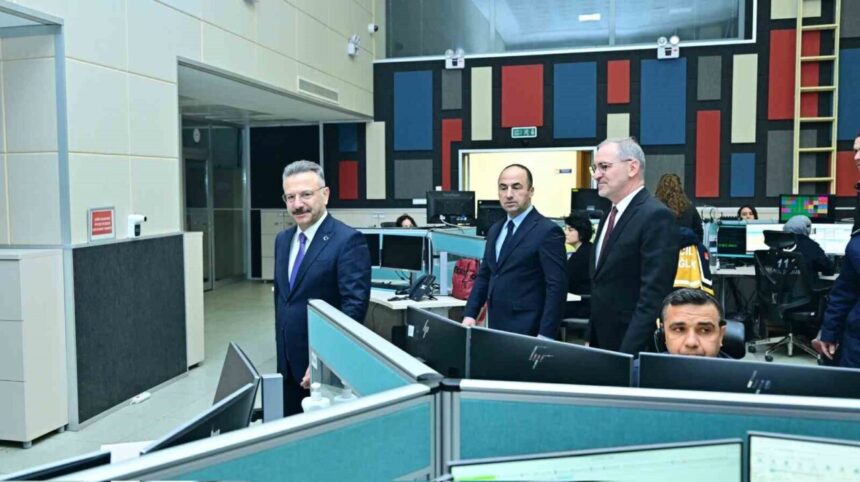 Eskişehir Valisi Aksoy, 112 Acil Çağrı Merkezi’ni ziyaret ederek personelin yeni yılını kutladı.