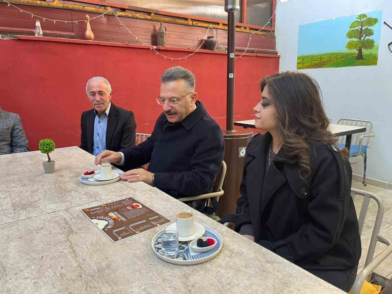 Eskişehir Valisi Hüseyin Aksoy, işitme engelli girişimci Hande Hanife Güler’i