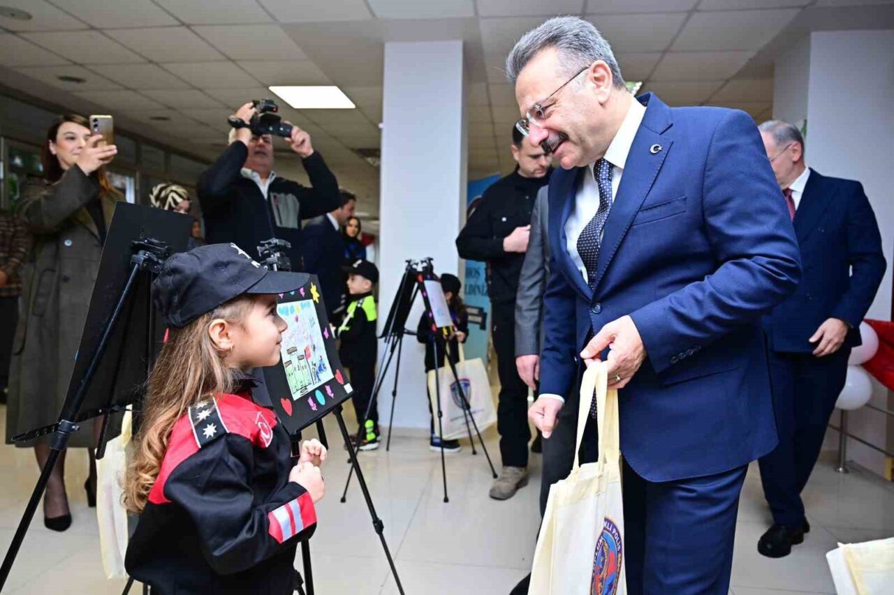 Eskişehir'de düzenlenen "Teknolojiyi Abartma, Geleceğini Karartma-2" projesinin kapanışında konuşan Vali