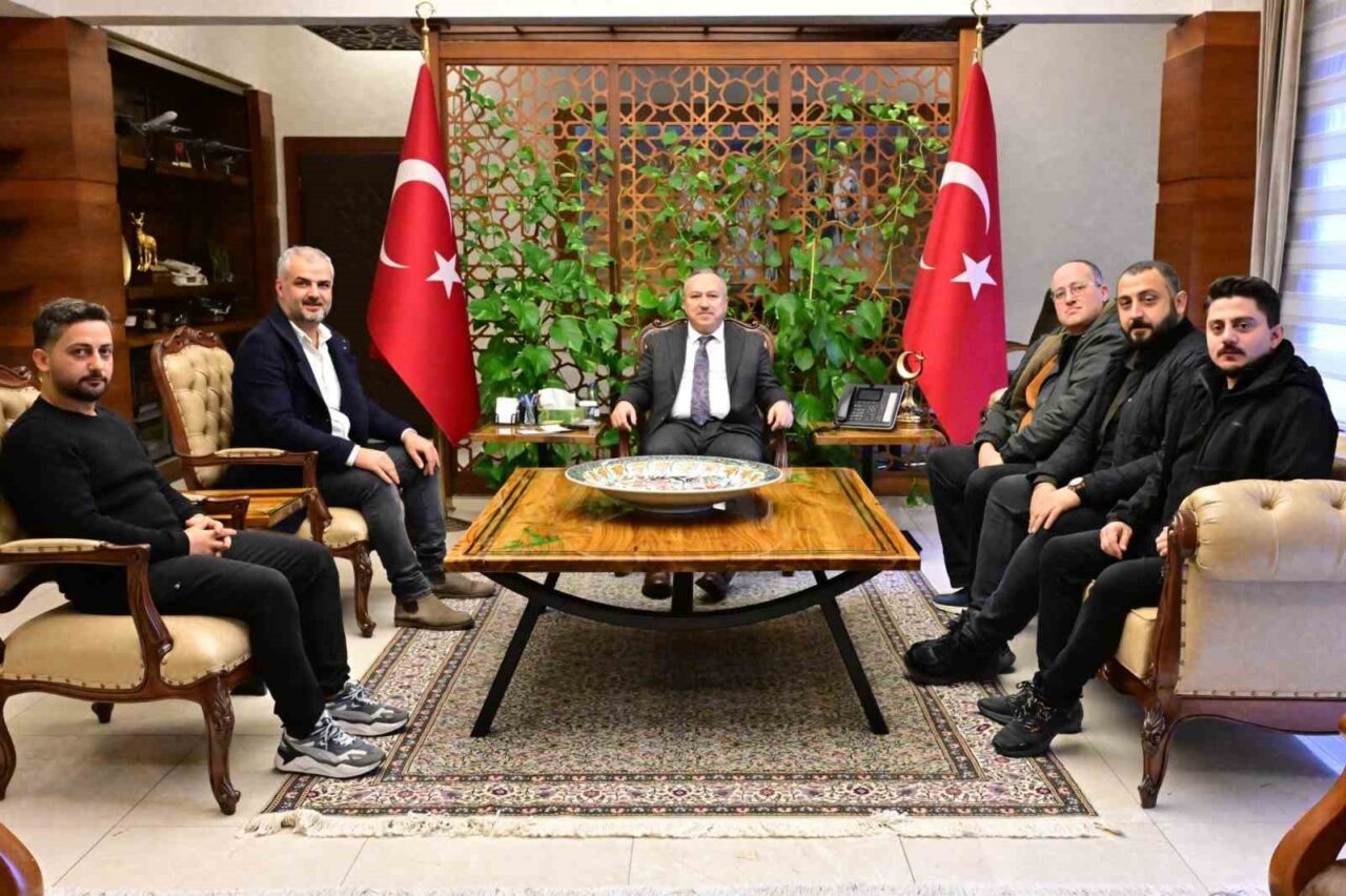 Düzce Gazetecilerinden Nevşehir Valisi Ali Fidan’a Ziyaret Gerçekleştirildi Düzce eski valisi Ali Fidan, Nevşehir Valiliği’nde Düzceli gazetecilerle bir