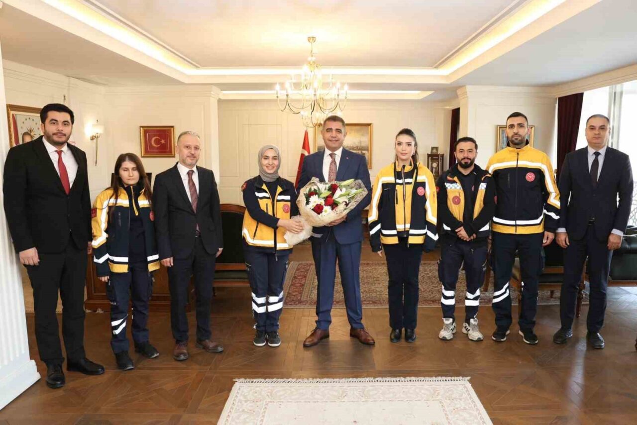 Acil Sağlık Çalışanlarından Vali Aslan’a Ziyaret: Haftalarını Kutladılar