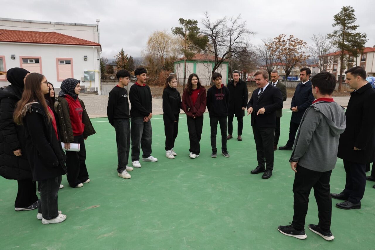 Erzincan Valisi Hamza Aydoğdu, Erzincan Lisesi'nde kauçuk zeminli spor alanını
