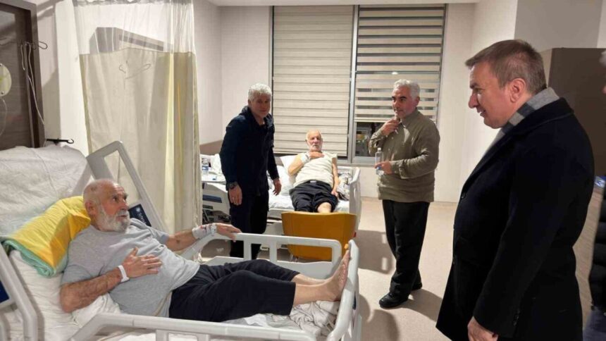 Erzincan Valisi Aydoğdu, Mengücek Gazi Hastanesi’ni ziyaret ederek sağlık çalışanlarıyla görüştü.