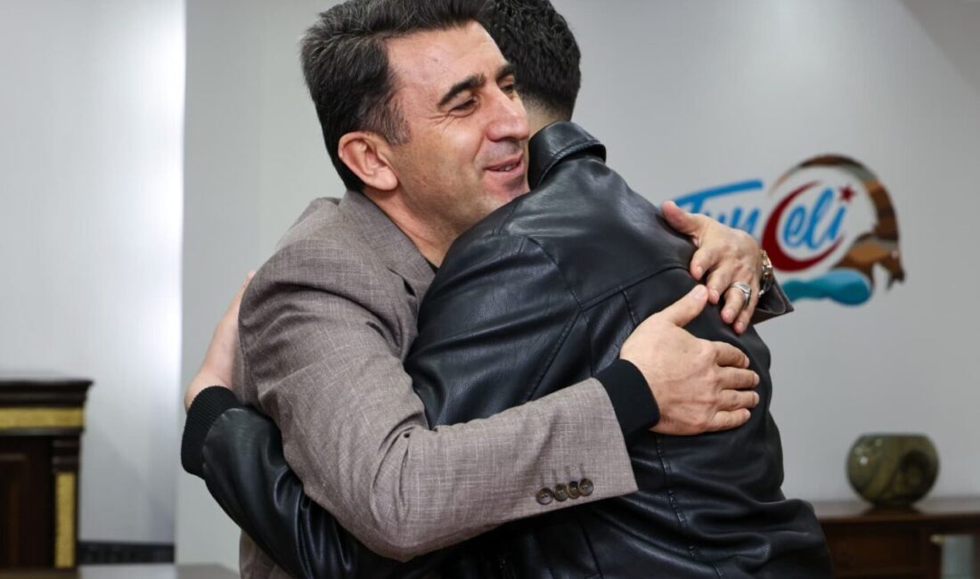 Tunceli Valisi Şefik Aygöl, üniversite öğrencisi Emirhan Kılıç’ın doğum gününü,