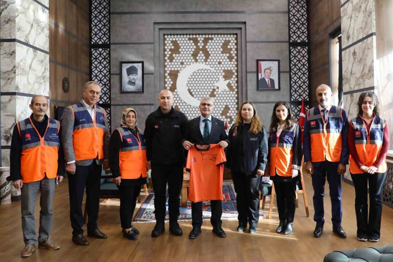 5 Aralık Dünya Gönüllüler Günü’nde Niğde’de AFAD Gönüllüleri, Vali Cahit Çelik ile Bir Araya Geldi