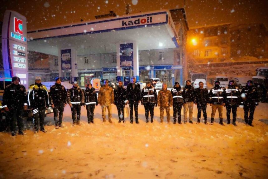 Hakkari Valisi Ali Çelik, güvenlik güçlerini ziyaret ederek yeni yıllarını kutladı.