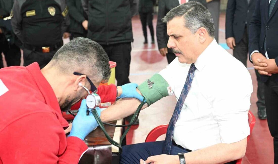 Erzurum Valisi Mustafa Çiftçi, Polis Meslek Eğitim Merkezi'nde düzenlenen kan