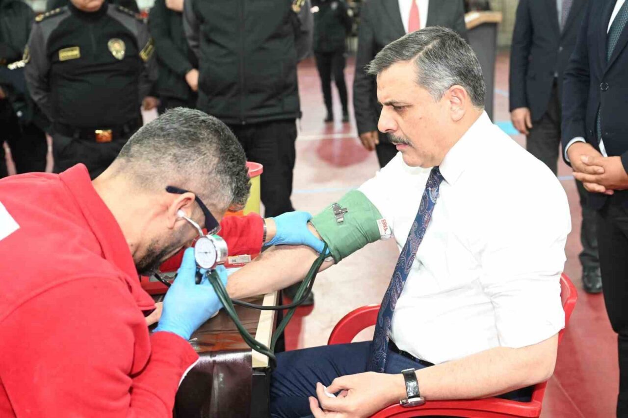 Erzurum Valisi Mustafa Çiftçi, Polis Meslek Eğitim Merkezi'nde düzenlenen kan