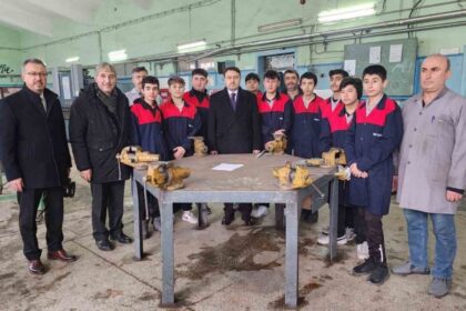 Kütahya Valisi Işın, Mesleki ve Teknik Anadolu Lisesi’nde İncelemelerde Bulundu