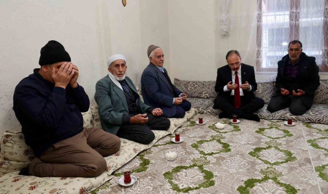 Siirt Valisi Kemal Kızılkaya ve eşi, trafik kazasında hayatını kaybeden vatandaşın ailesini taziye ziyaretiyle teselli etti. Siirt Valisi Kemal Kızılkaya ve eşi Nurten Kızılkaya, trafik kazasında