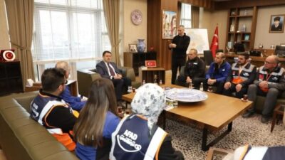 Kütahya Valisi Musa Işın, ildeki AFAD gönüllülerine destek vererek deprem