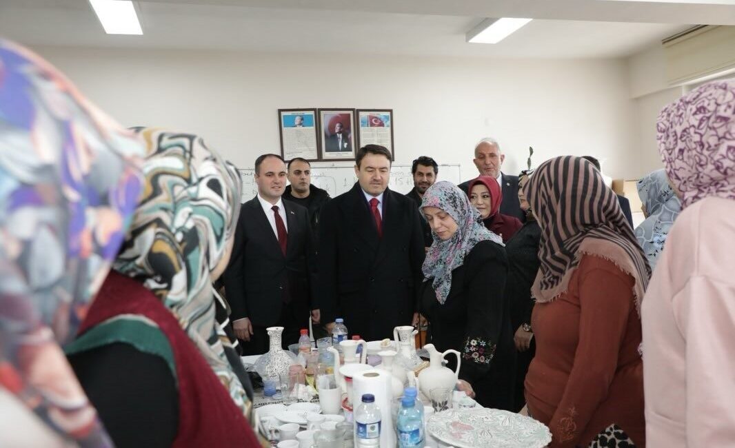 Kütahya Valisi Musa Işın, Aslanapa’da Halk Eğitim Merkezi’ni Ziyaret Etti, Kursiyerlerle Bir Araya Gelerek Çalışmalarını Değerlendirdi Kütahya Valisi Musa Işın, Aslanapa Halk Eğitim Merkezi'ni ziyaret ederek