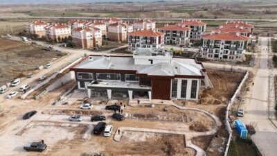 Kütahya Valisi Musa Işın, Çavdarhisar Devlet Hastanesi inşaatında incelemelerde bulundu.