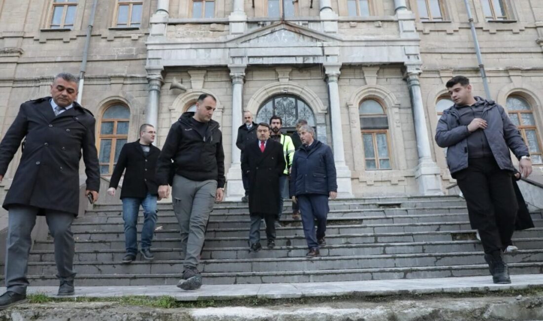 Kütahya Lisesi Restorasyonu Devam Ediyor: Vali Işın İncelemelerde Bulundu Kütahya Valisi Musa Işın, tarihi Kütahya Lisesi'nin restorasyon çalışmalarını yerinde