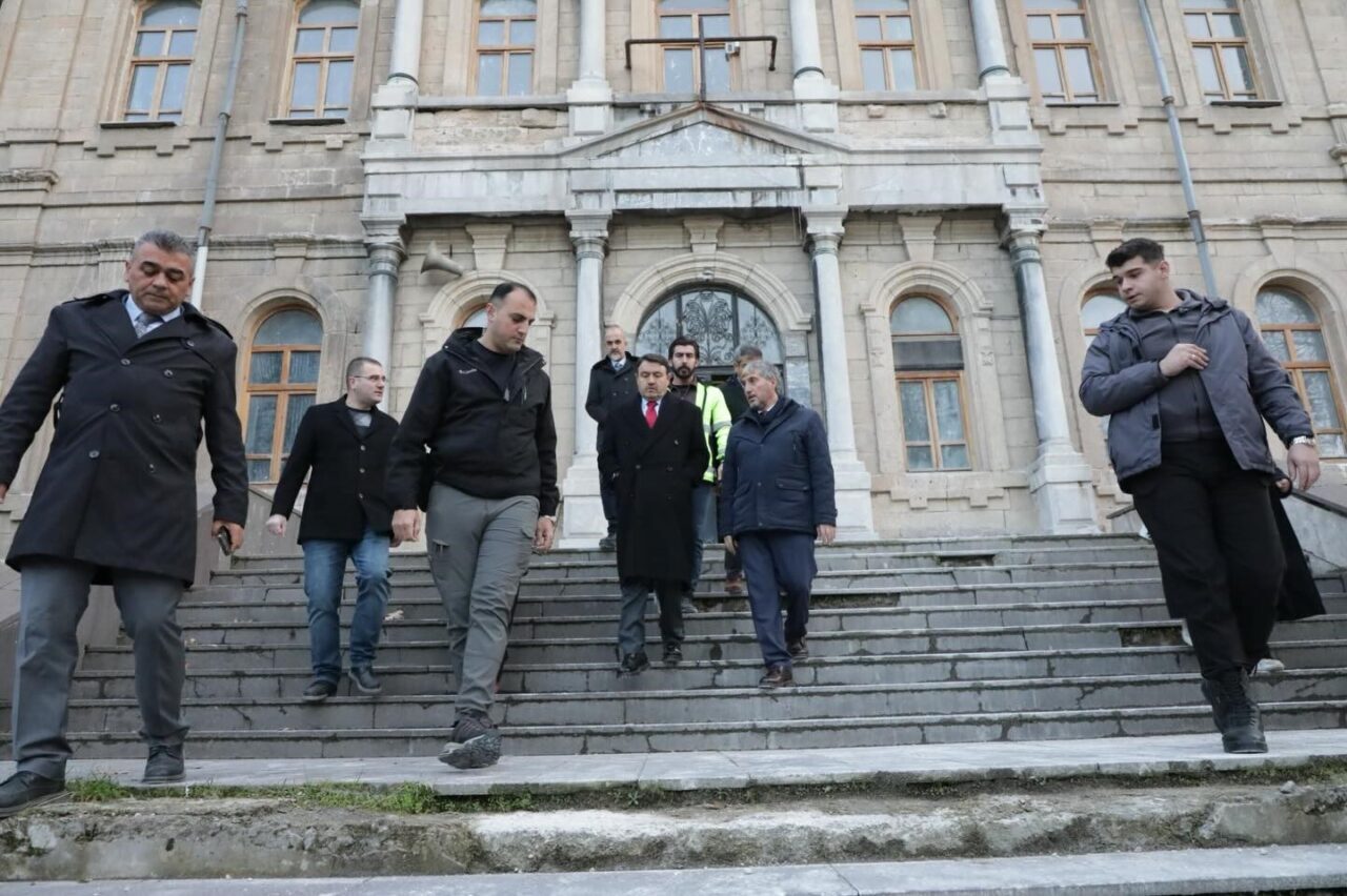 Kütahya Valisi Musa Işın, tarihi Kütahya Lisesi'nin restorasyon çalışmalarını yerinde