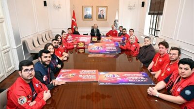 Manisa Valisi Vahdettin Özkan, TEKNOFEST 2025'te başarı gösteren Manisa Celal