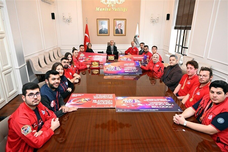 Manisa Valisi Vahdettin Özkan, TEKNOFEST 2025'te başarı gösteren Manisa Celal