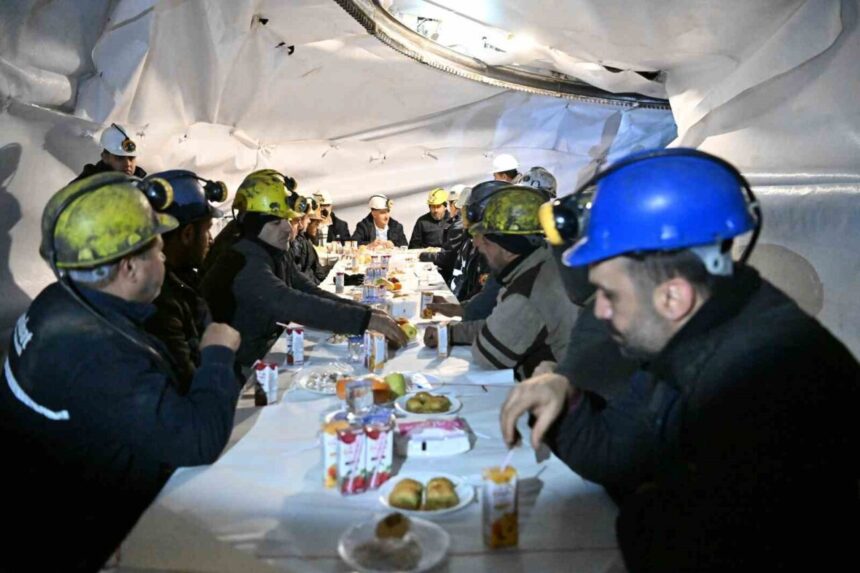 Manisa Valisi Vahdettin Özkan, yeni yıl dolayısıyla maden işçilerini ziyaret etti.