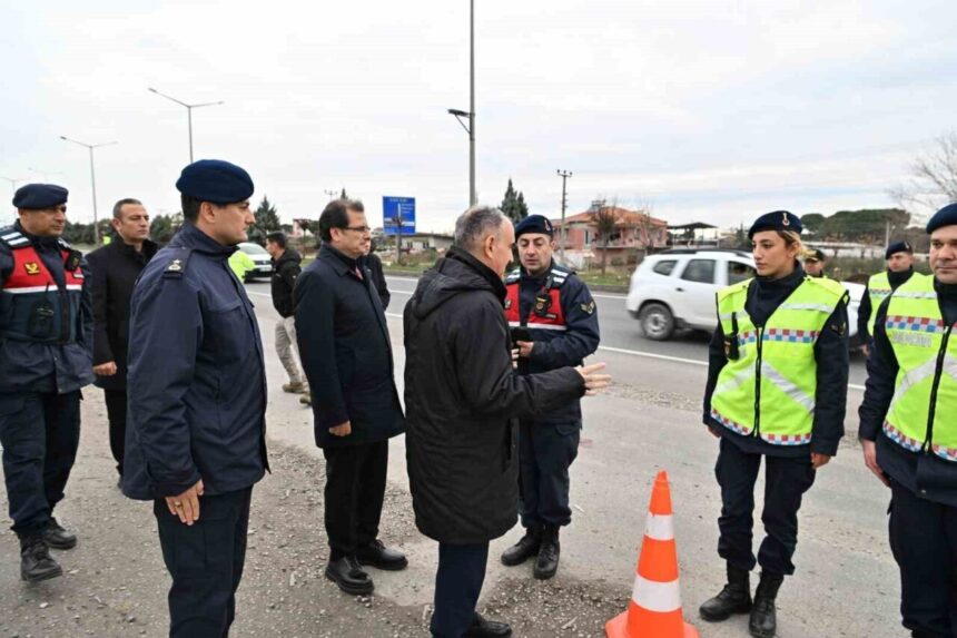 Manisa Valisi Özkan, yılbaşı güvenliği için Salihli’deki uygulama noktasını ziyaret etti.