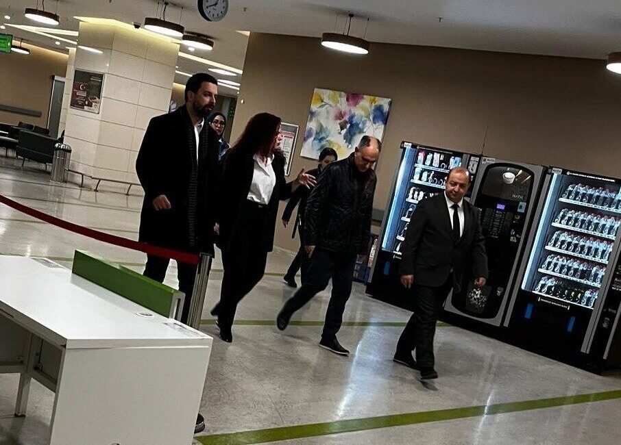 Manisa Valisi, Kolon Kanseri Tedavisi Gören Şehzadeler Belediye Başkanı’nı Ziyaret Etti Manisa Valisi Vahdettin Özkan, kolon kanseri tedavisi gören Şehzadeler Belediye