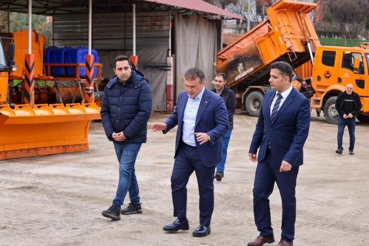 Bilecik Valisi Faik Oktay Sözer, Karayolları 144. Şube Şefliği’nde kış hazırlıkları hakkında bilgi verdi.