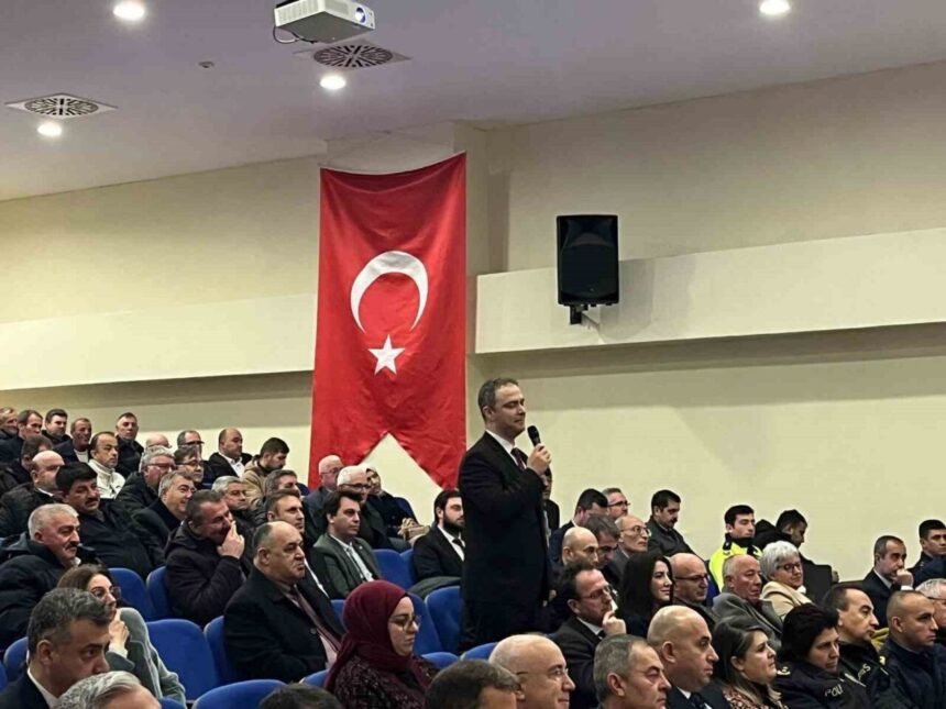 Kırklareli Valisi Uğur Turan, Vize ilçesinde muhtarlarla bir araya gelerek yapılan çalışmaları değerlendirdi.