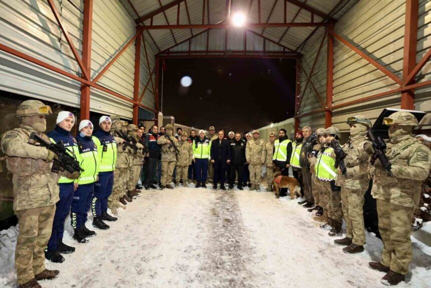 Bingöl Valisi Dr. Ahmet Hamdi Usta, yeni yıl öncesi güvenlik güçleriyle buluştu.