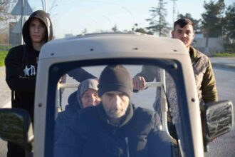 Edirne’de engelli vatandaşa yardım eden öğrenciler Vali Sezer’den ödül aldı