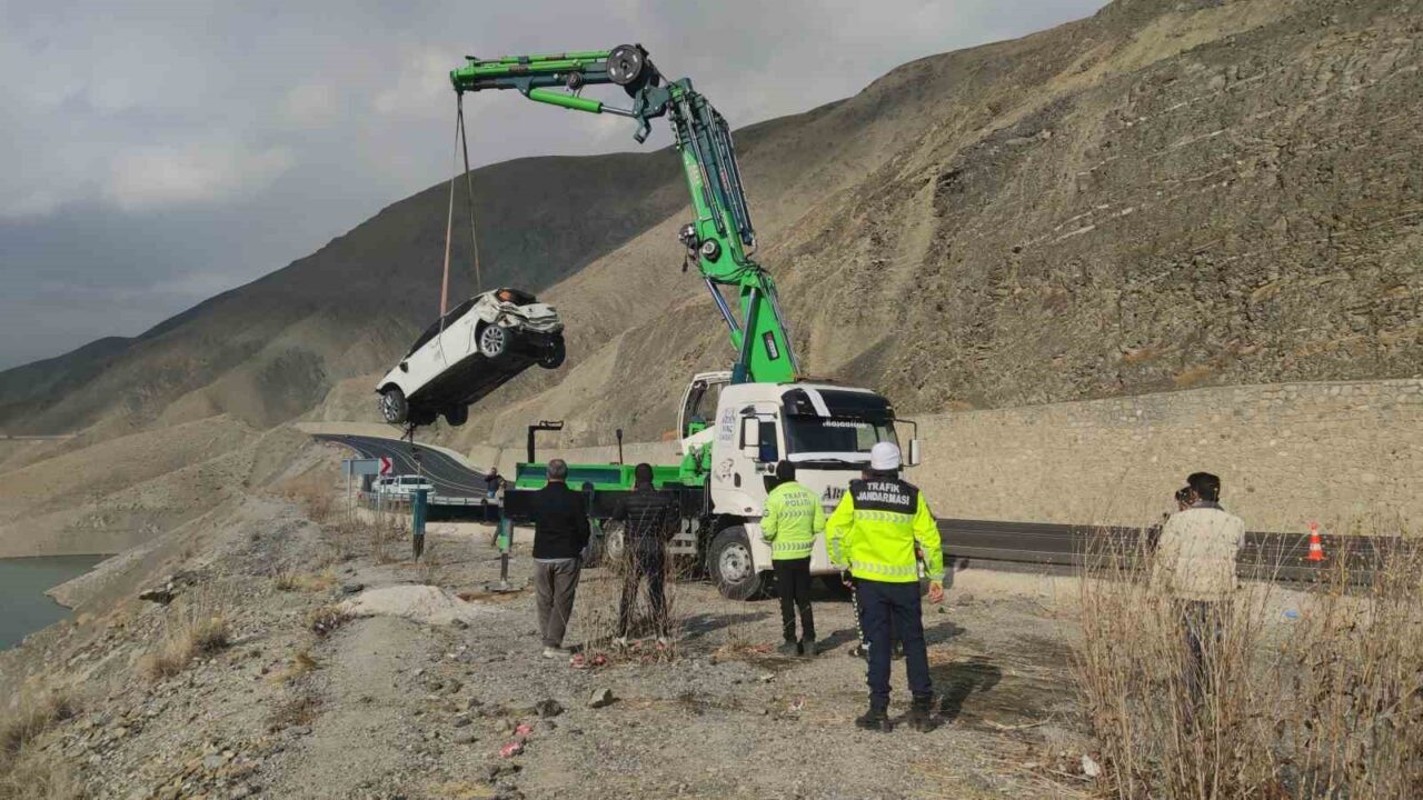 Zernek Barajı’na Uçan Araç, Zorlu Kurtarma Operasyonu ile Suya Düşen Gençlerin Cansız Bedenleriyle Birlikte Çıkarıldı