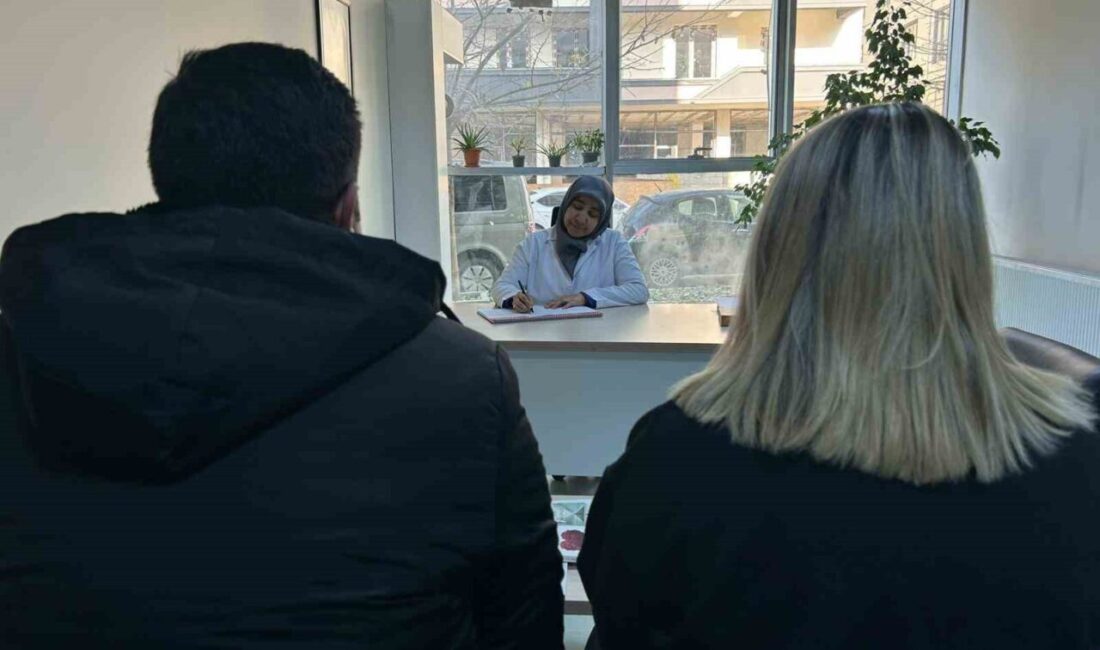 İpekyolu’ndaki Aile Danışmanlığı Merkezi, Boşanma Aşamasındaki Çiftlerin Yüzde 80’inin Evliliklerini Sürdürmesine Yardımcı Oluyor Van'ın İpekyolu ilçesindeki Aile Danışmanlığı Merkezi, boşanma aşamasındaki ailelerin yüzde