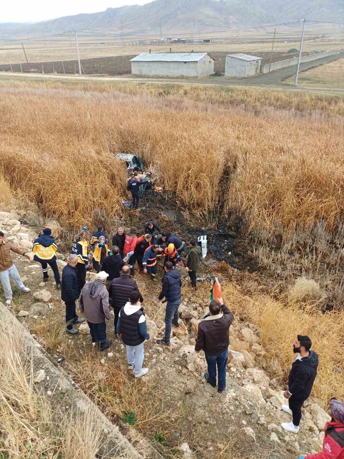 Van-Özalp kara yolunda H.B. yönetimindeki araç kontrolden çıkarak takla attı