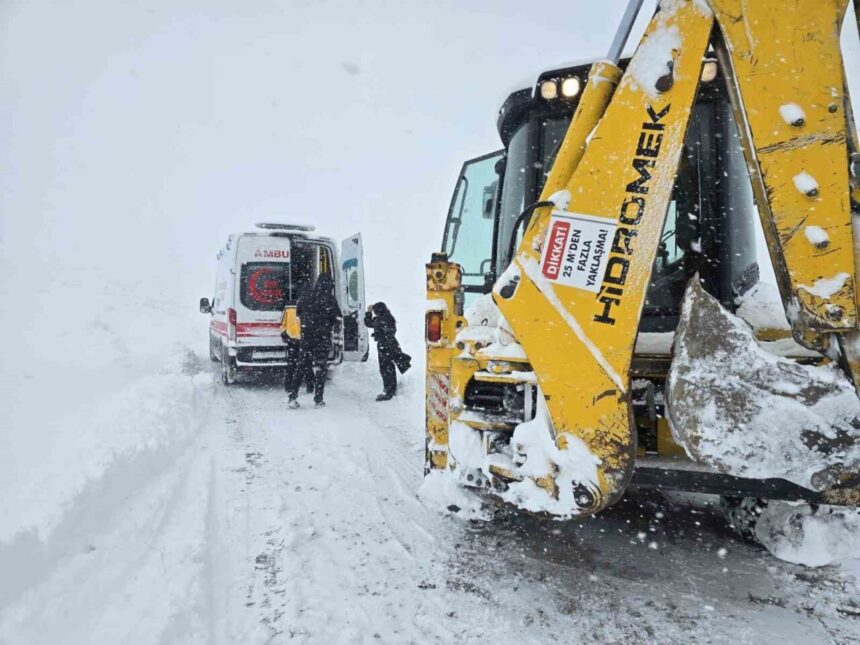 Van’da yoğun kar yağışı nedeniyle acil sağlık vakasına kepçe ile müdahale edildi.