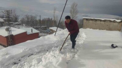Van'da akşam saatlerinde etkili olan kar nedeniyle 17 yerleşim yeri